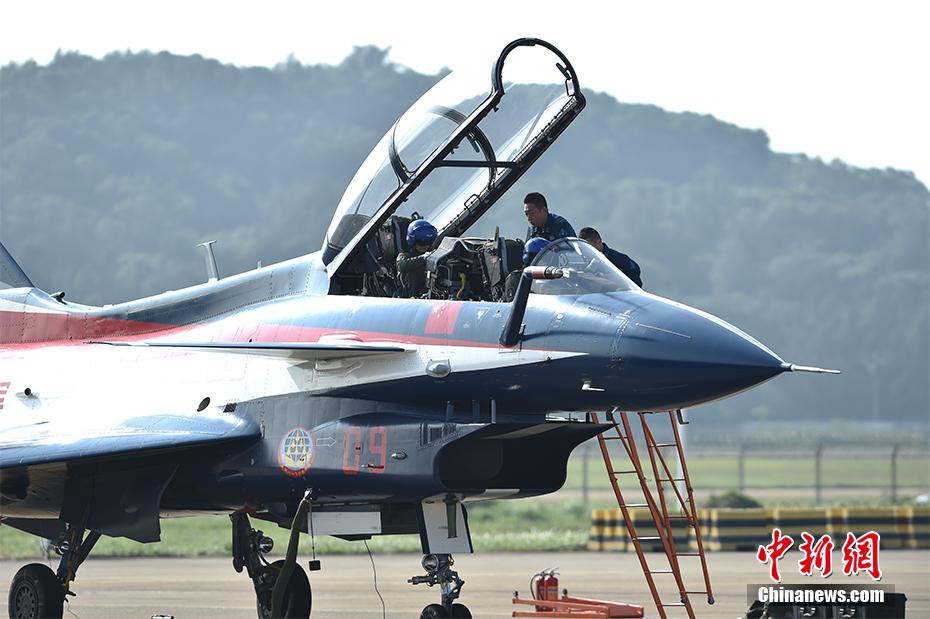  圖為11月1日，中國(guó)空軍八一飛行表演隊(duì)整裝待發(fā)。圖為女戰(zhàn)斗機(jī)飛行員亮相。