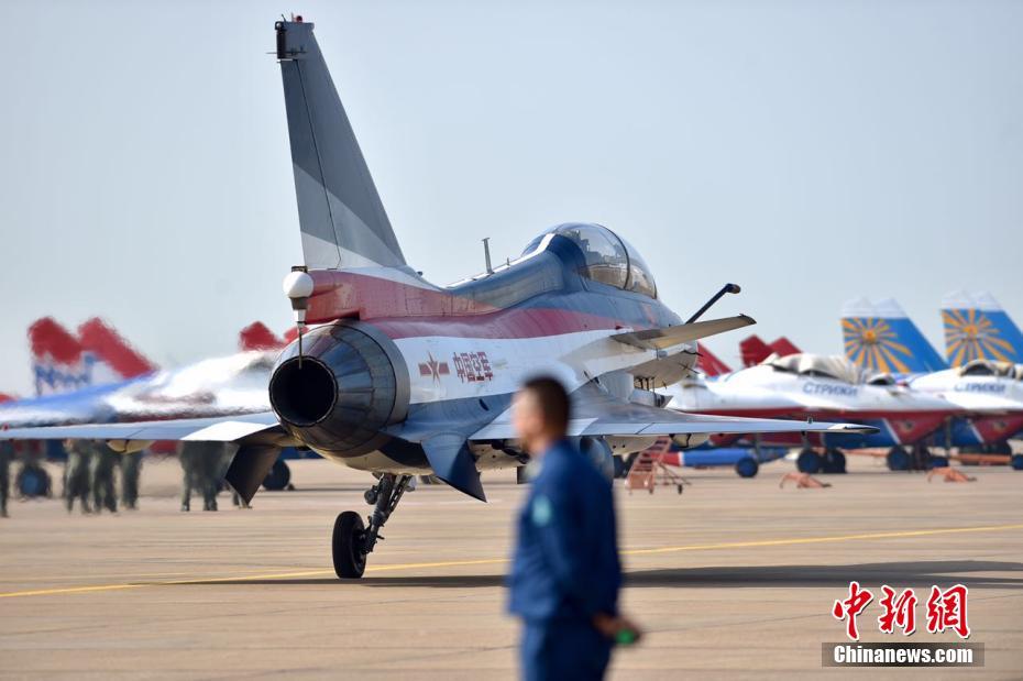  圖為11月1日，中國(guó)空軍八一飛行表演隊(duì)整裝待發(fā)。圖為女戰(zhàn)斗機(jī)飛行員亮相。